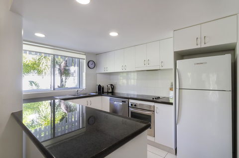 The White House Port Douglas - Rent Accommodation 38