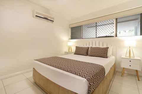 The White House Port Douglas - Rent Accommodation 8