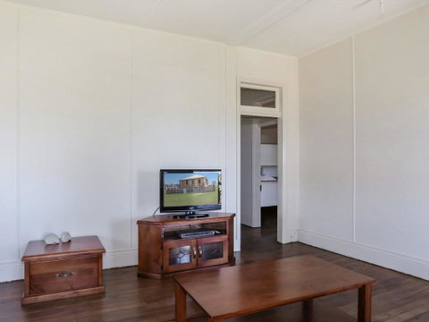 Yamba Pilot Cottage 1 - Pets Welcome - Close To Beach - Rent Accommodation 1