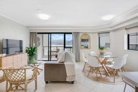 \'Coral Sea Dreaming\' Family Friendly Apartment - Rent Accommodation 0