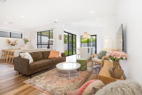 Burra Beachy - Pet Friendly - 5 Mins Walk To Beach - Rent Accommodation 1