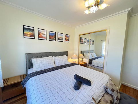 Cosy 4BR Home 15 Minutes Away From Melbourne Airport - Rent Accommodation 4