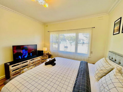 Cosy 4BR Home 15 Minutes Away From Melbourne Airport - Rent Accommodation 3