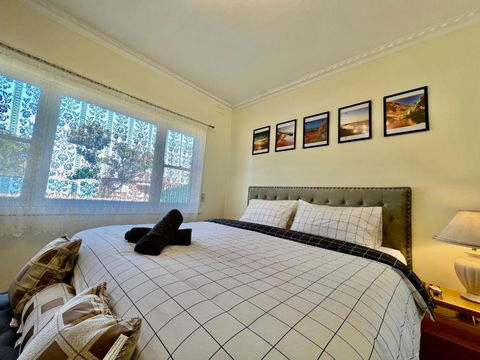 Cosy 4BR Home 15 Minutes Away From Melbourne Airport - Rent Accommodation 2