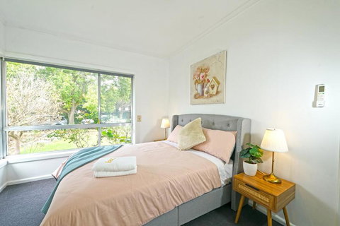 Doncaster Renovated 5BD/4BR Brick Home Parking WiFi - Rent Accommodation 1