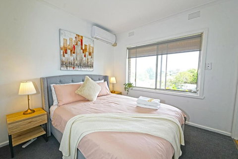 Doncaster Renovated 5BD/4BR Brick Home Parking WiFi - Rent Accommodation 2