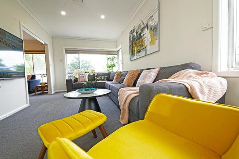 Doncaster Renovated 5BD/4BR Brick Home Parking WiFi - Rent Accommodation 3