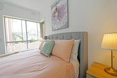 Doncaster Renovated 5BD/4BR Brick Home Parking WiFi - Rent Accommodation 4