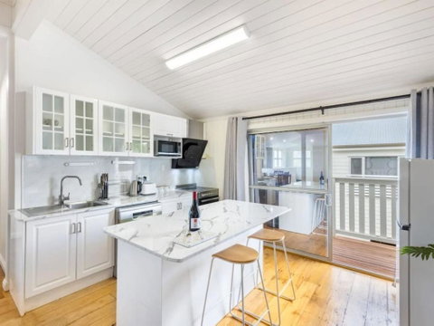 Family Friendly Cozy 4BR House At Annerley - Rent Accommodation 0