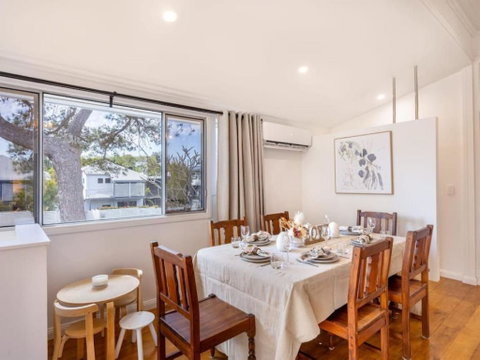 Family Friendly Cozy 4BR House At Annerley - Rent Accommodation 1