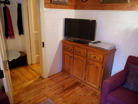Lynden Cottage - Built 1884 In The Heart Of Town - Rent Accommodation 1