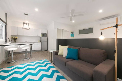Milton Mews Blue Studio Pets Deck - Rent Accommodation 0