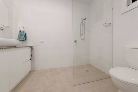 Milton Mews Blue Studio Pets Deck - Rent Accommodation 1
