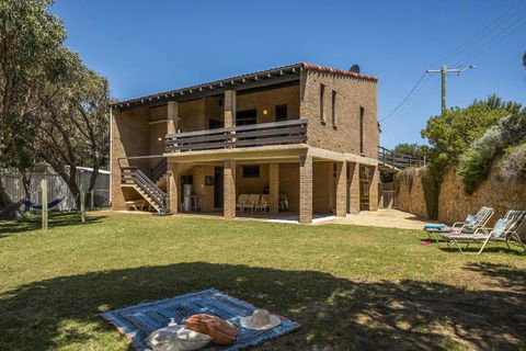 Ocean Close - Spacious Beach House - Rent Accommodation 0