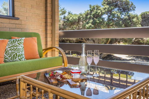 Ocean Close - Spacious Beach House - Rent Accommodation 3