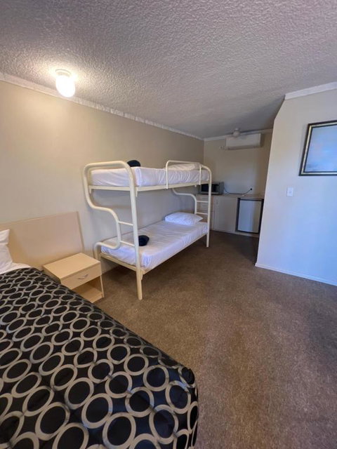 OVERLANDER MOTOR LODGE - Rent Accommodation 3