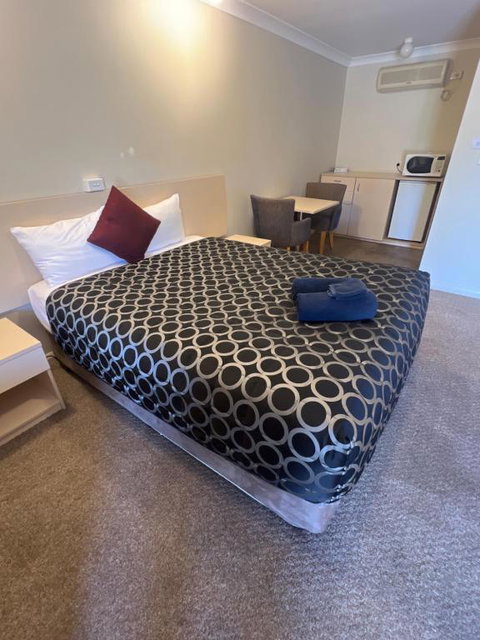 OVERLANDER MOTOR LODGE - Rent Accommodation 1