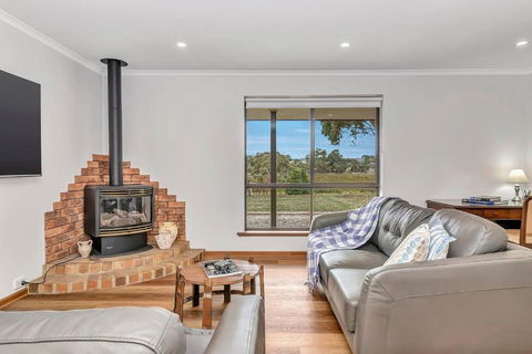 Picturesque Vineyard Farmhouse Nestled On 40-Acres - Rent Accommodation 1