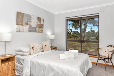 Picturesque Vineyard Farmhouse Nestled On 40-Acres - Rent Accommodation 2