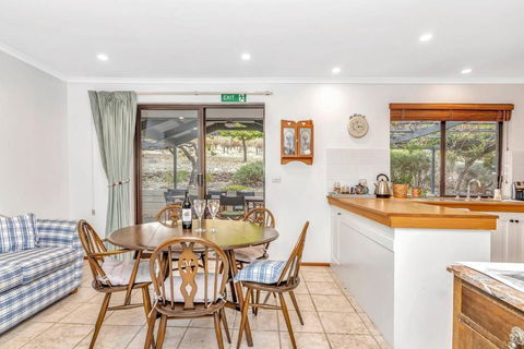 Picturesque Vineyard Farmhouse Nestled On 40-Acres - Rent Accommodation 3