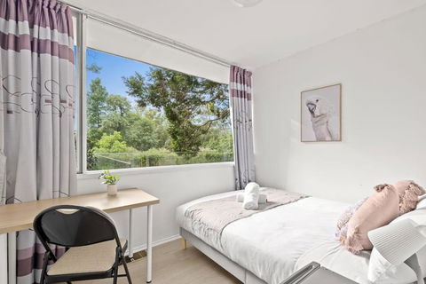 Quaint Queen Room - Central Location At Pymble - Shared Bathroom - Rent Accommodation 0