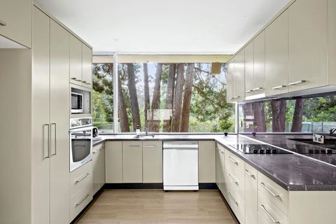 Quaint Queen Room - Central Location At Pymble - Shared Bathroom - Rent Accommodation 2