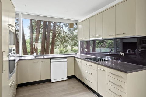 Quaint Queen Room - Central Location At Pymble - Shared Bathroom - Rent Accommodation 3