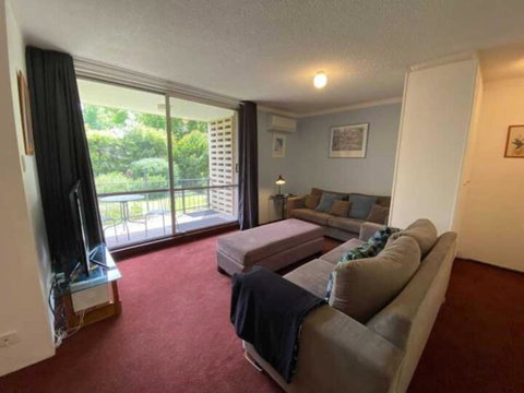 Quiet 2BR Apartment With Garden Views In Griffith - Rent Accommodation 0