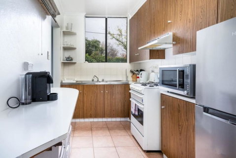 Quiet 2BR Apartment With Garden Views In Griffith - Rent Accommodation 2