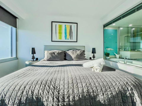 Q1 Skyview Retreat - Level 31 Spectacular Views - Rent Accommodation 1