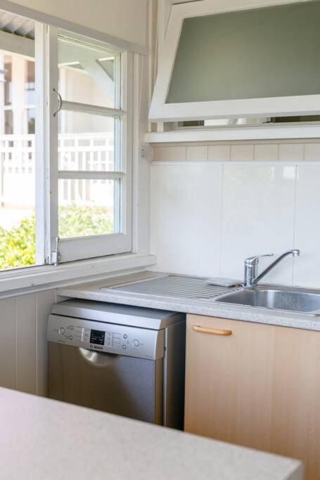 Quaint & Cosy 1 Bedroom Apartment In Queenslander. - Rent Accommodation 2