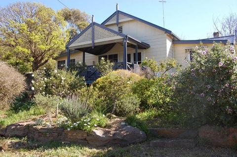 Quaint Cottage Nestled Amongst The Trees - Rent Accommodation 0