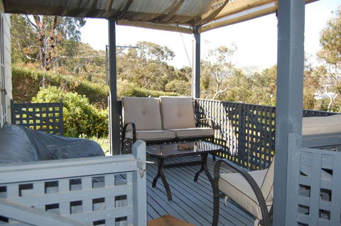 Quaint Cottage Nestled Amongst The Trees - Rent Accommodation 2