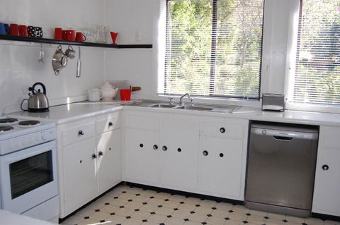 Quaint Cottage Nestled Amongst The Trees - Rent Accommodation 3