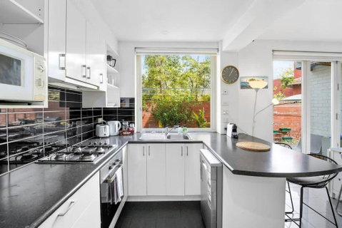 Quiet And Peaceful Beachside 1BR Retreat W Parking - Rent Accommodation 1
