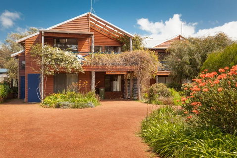 Rainbow House - Rent Accommodation 0