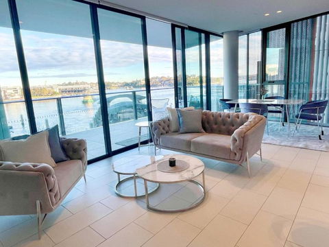 RARE Luxury Waterfront Living - Rent Accommodation 0
