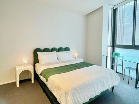 RARE Luxury Waterfront Living - Rent Accommodation 2