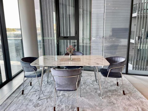 RARE Luxury Waterfront Living - Rent Accommodation 3