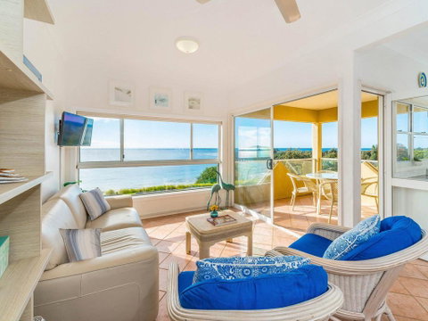 Avalon 1 - Overlooking Beautiful Convent Beach - Rent Accommodation 3