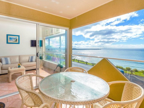 Avalon 1 - Overlooking Beautiful Convent Beach - Rent Accommodation 0