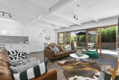 Beach Break On Hardy - Walk To Foreshore - Rent Accommodation 1