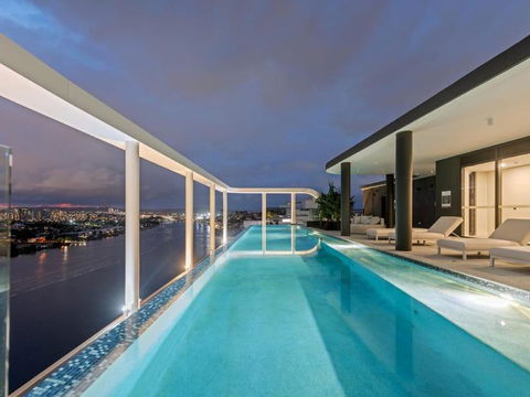 Rivello Apartments - Free Secure Car Park, 6km To City, Ferry Terminal, Eat Street, Rooftop Pool, Sauna, Portside Dinning - Rent Accommodation 0