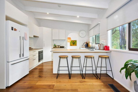 Renovated 5 Bedroom Retreat With Deck Fireplace - Rent Accommodation 0