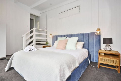 Renovated 5 Bedroom Retreat With Deck Fireplace - Rent Accommodation 3