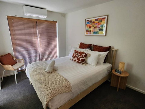 Retro Rose St Kilda Mansions - Rent Accommodation 3