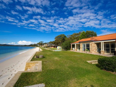 Salamander Beach Front - Rent Accommodation 0