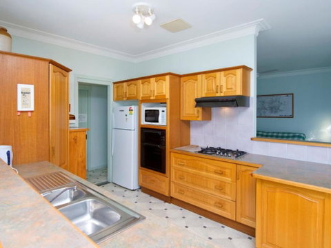 Salamander Beach Front - Rent Accommodation 3