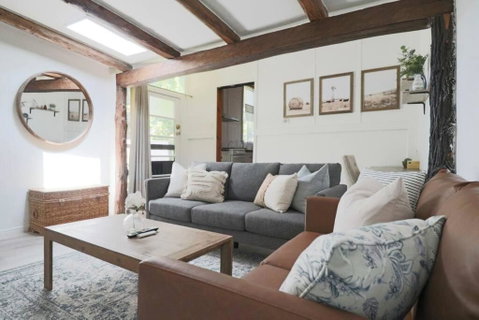 Rustic Chic 200 Metres From CBD - Rent Accommodation 0