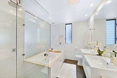 Rockpool No 4 Beachfront Unit - Rent Accommodation 3